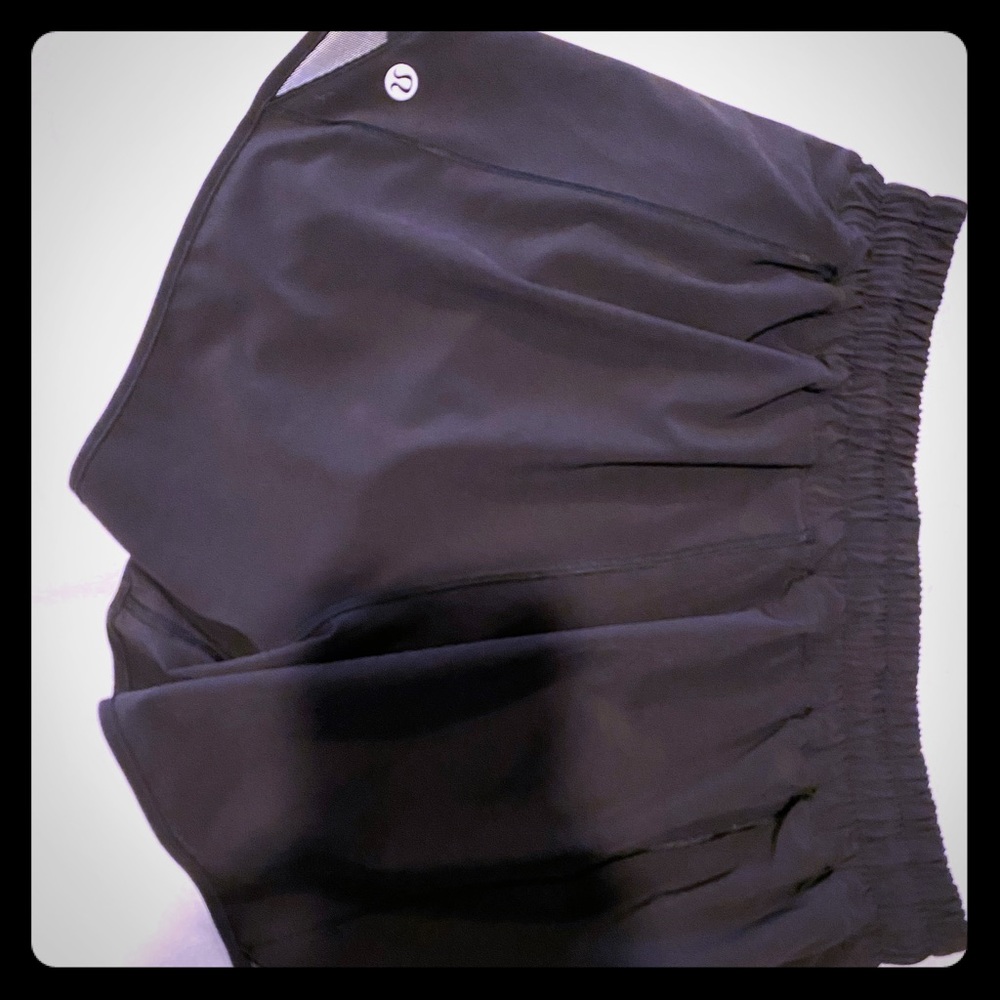 NWOT Black lululemon hotty hot 4” shorts 6 tall
